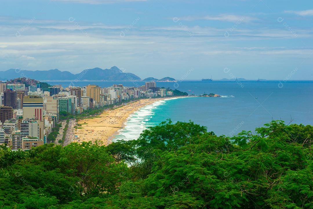 Vista aérea da praia do Leblon no Rio de Janeiro no verão cheio de gente.