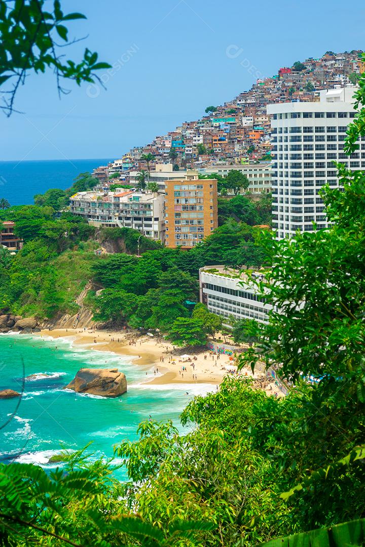 Vista do Rio de Janeiro com praias, favelas e arquitetura.