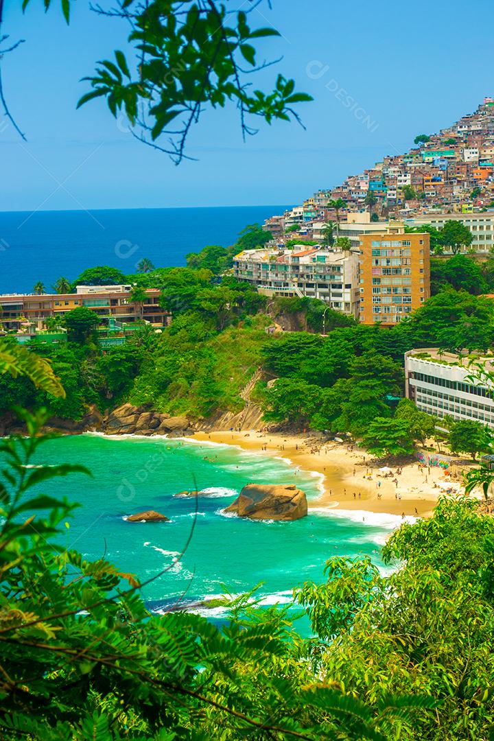 Vista do Rio de Janeiro com praias, favelas e arquitetura.