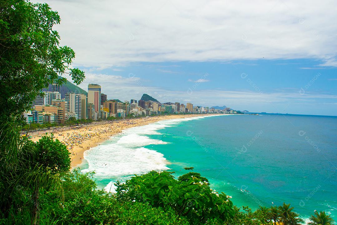 Vista aérea da praia do Leblon no Rio de Janeiro no verão cheio de gente.