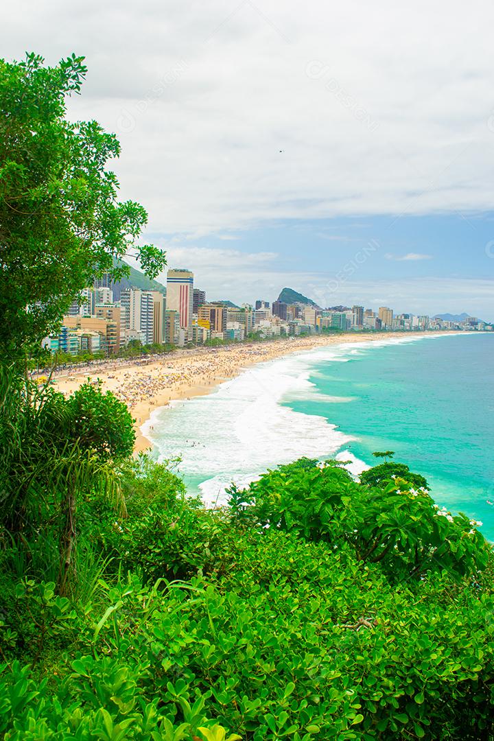 Vista aérea da praia do Leblon no Rio de Janeiro no verão cheio de gente.