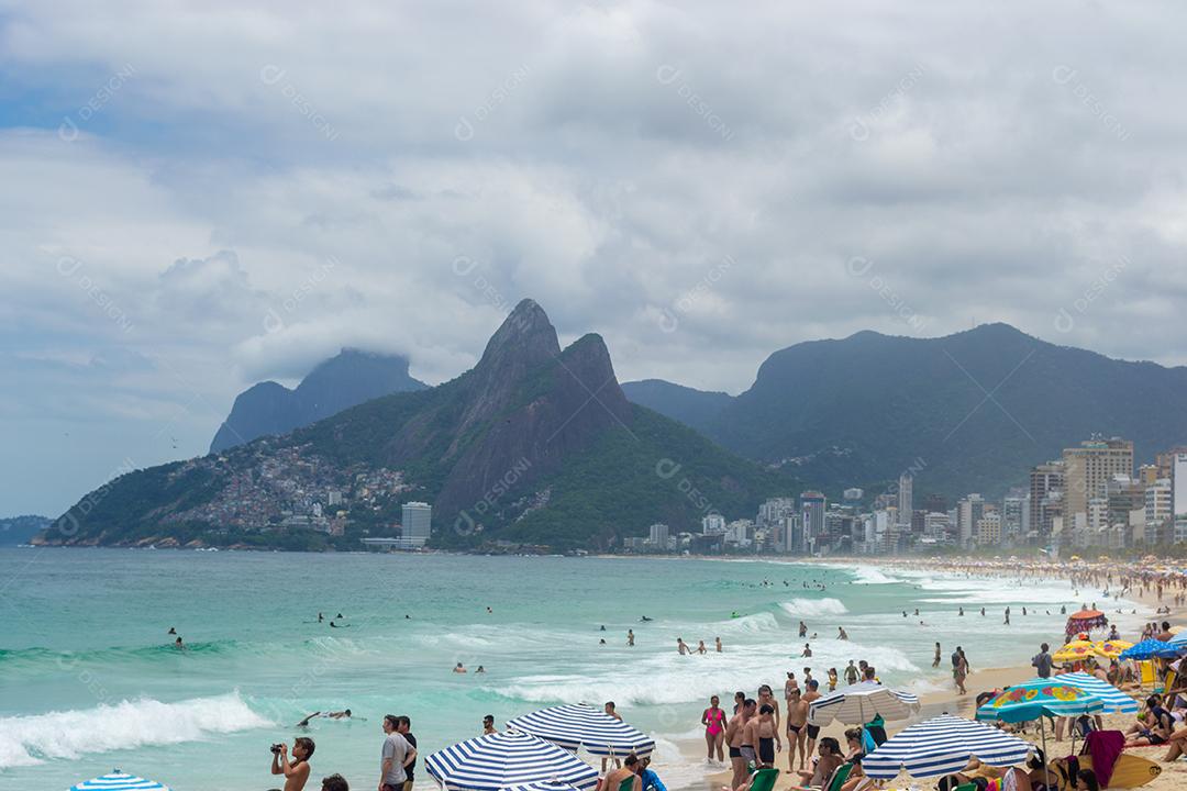 RIO DE JANEIRO, BRASIL - 22 de novembro de 2015: vista das praias do Rio de Janeiro cheias de pessoas