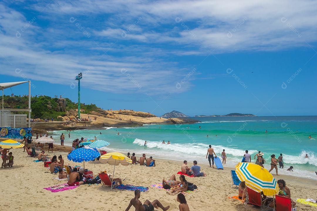 RIO DE JANEIRO, BRASIL - 22 de novembro de 2015: vista das praias do Rio de Janeiro cheias de pessoas