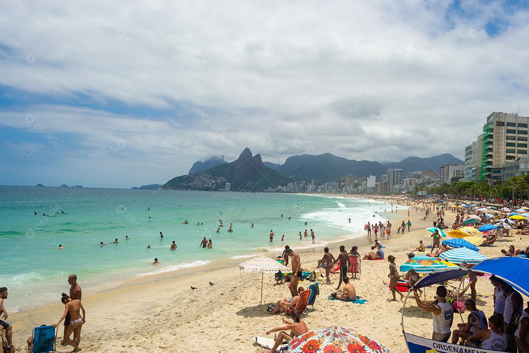 RIO DE JANEIRO, BRASIL - 22 de novembro de 2015: vista das praias do Rio de Janeiro cheias de pessoas