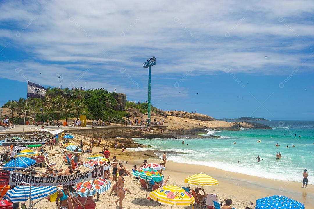 RIO DE JANEIRO, BRASIL - 22 de novembro de 2015: vista das praias do Rio de Janeiro cheias de pessoas