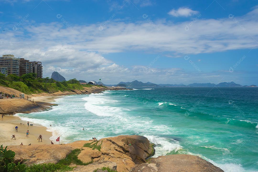 vista das praias do Rio de Janeiro cheias de gente.