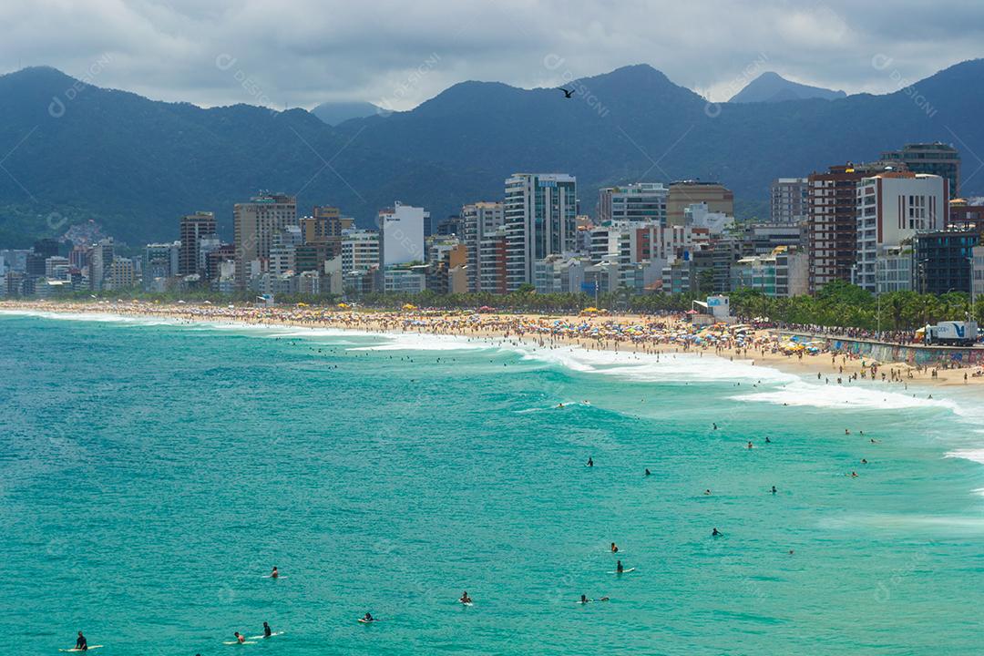 view of the beaches of Rio de Janeiro full of people.