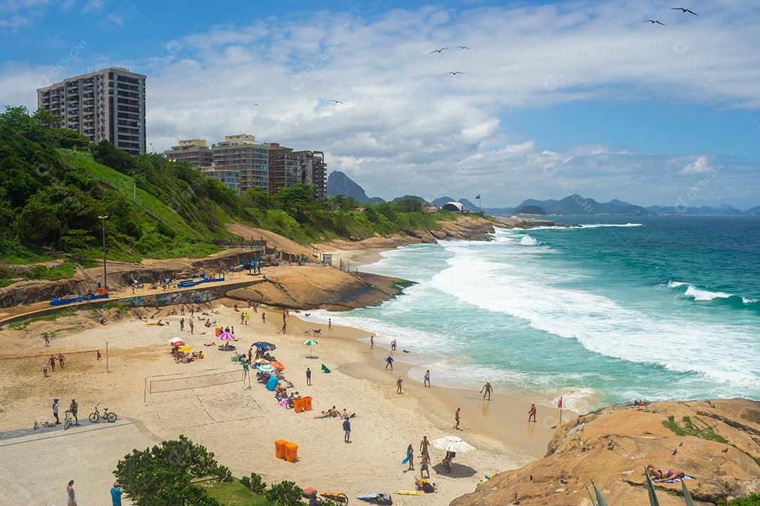 RIO DE JANEIRO, BRASIL - 23 DE NOVEMBRO DE 2014: vista das praias do Rio de Janeiro cheias de pessoas.