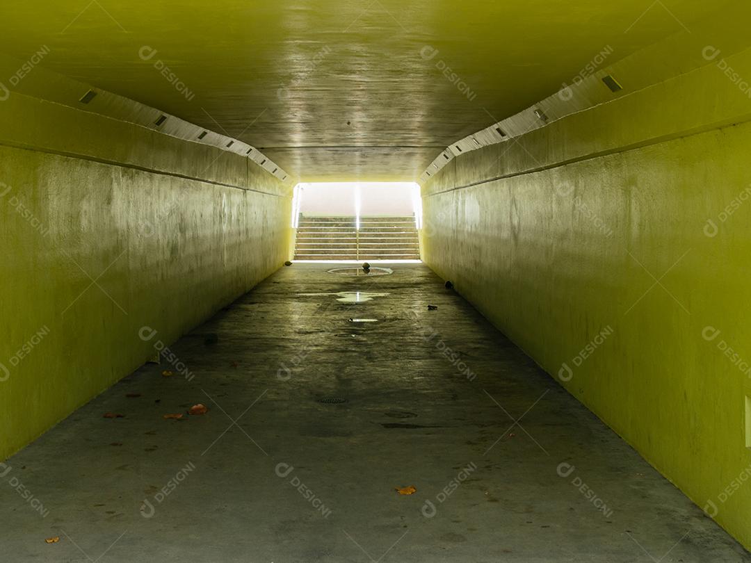 Túnel de acesso de pedestres longo em Miami