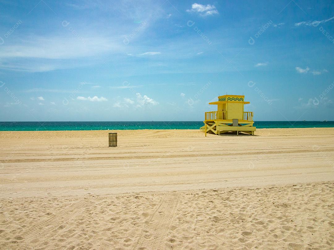 Vista do posto de salva-vidas na praia de Miami.