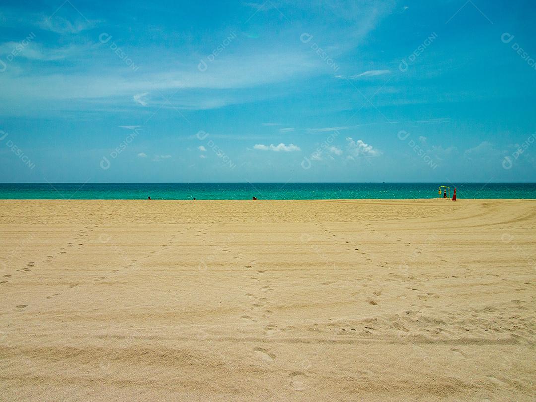 Vista do céu, mar e areia na praia de Miami no Verão