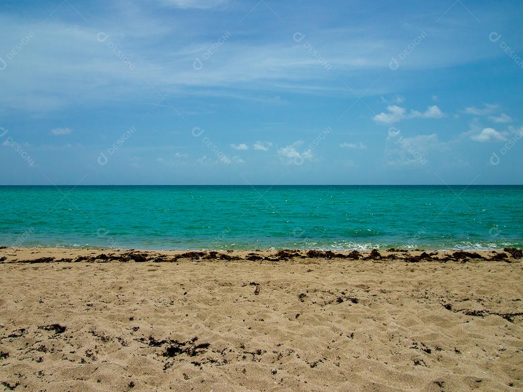 Vista do céu, mar e areia na praia de Miami no Verão
