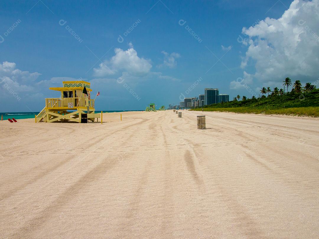 Miami, EUA - 18 de julho de 2015: Vista do posto de salva-vidas em Praia de Miami Flórida.