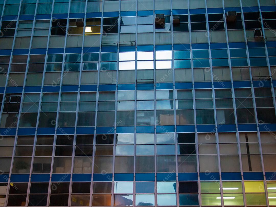 vista de janelas de vidro do edifício de escritórios no centro de São Paulo.