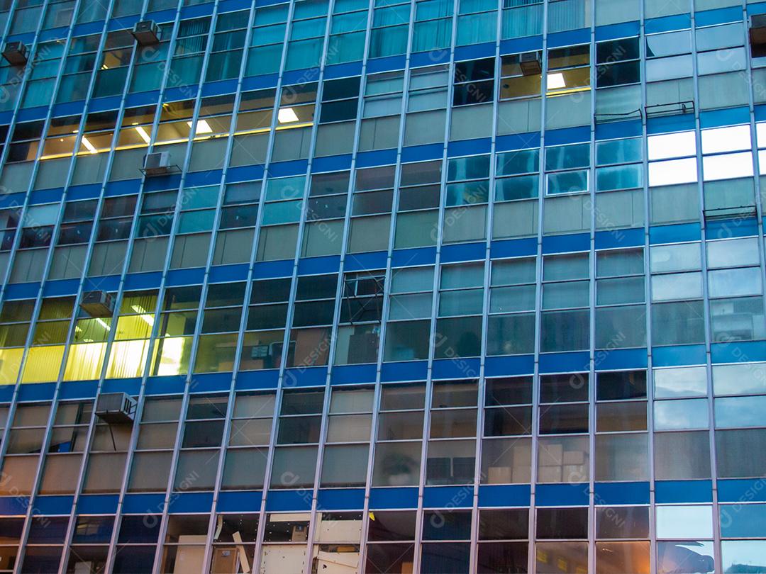 vista de janelas de vidro do edifício de escritórios no centro de São Paulo.