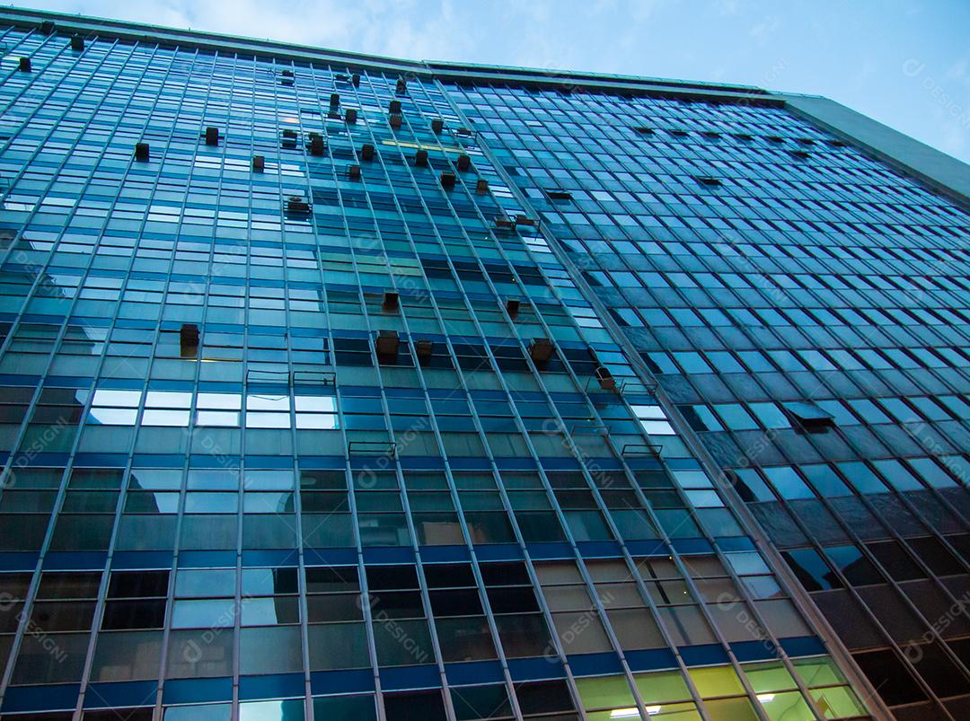 vista de janelas de vidro do edifício de escritórios no centro de São Paulo.