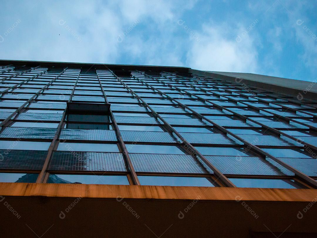 vista de janelas de vidro do edifício de escritórios no centro de São Paulo.