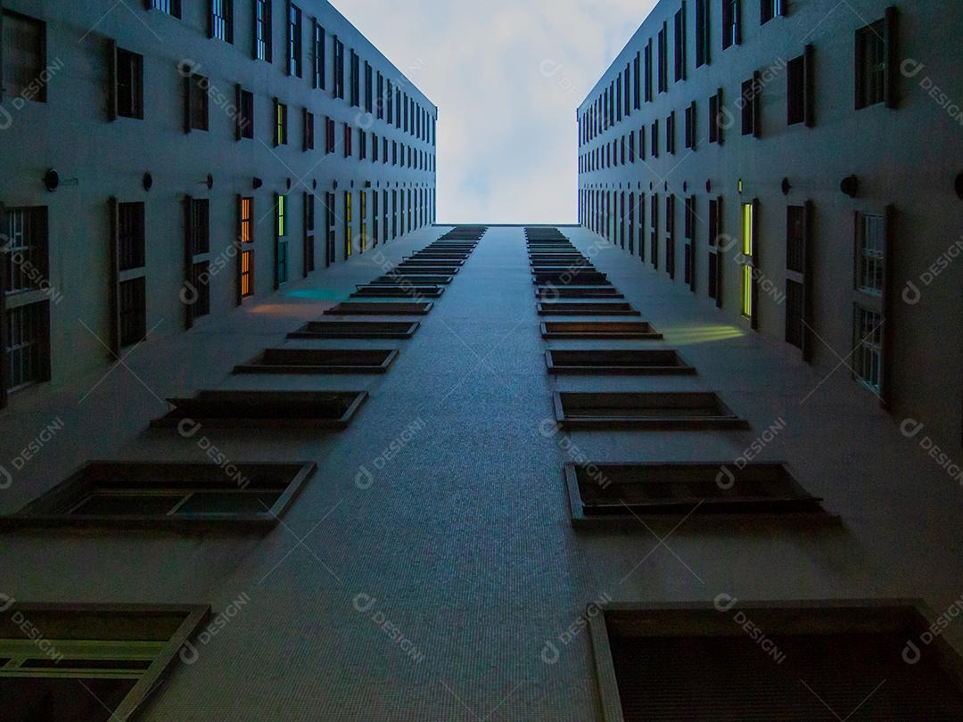 vista de janelas de vidro do edifício de escritórios no centro de São Paulo.