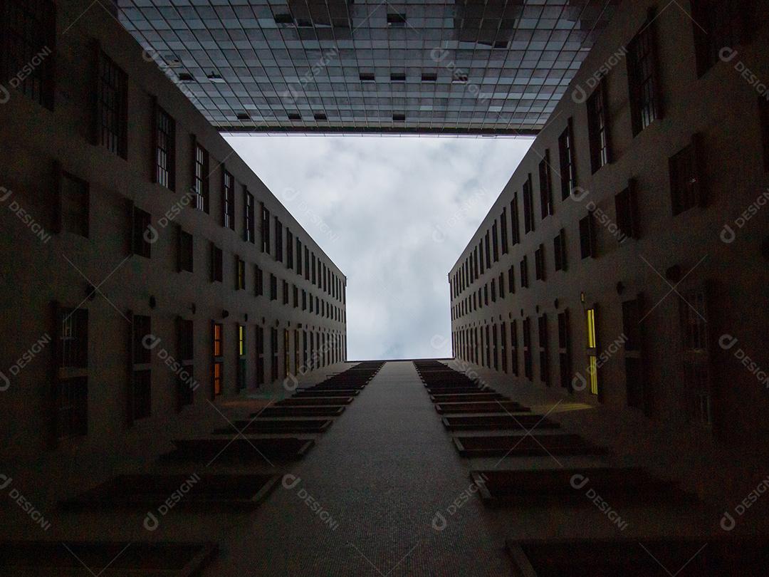 vista de janelas de vidro do edifício de escritórios no centro de São Paulo.
