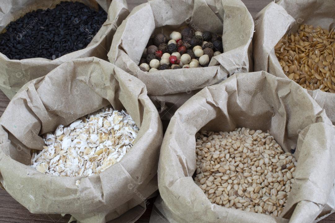 Sementes e ingredientes em sacos de papel