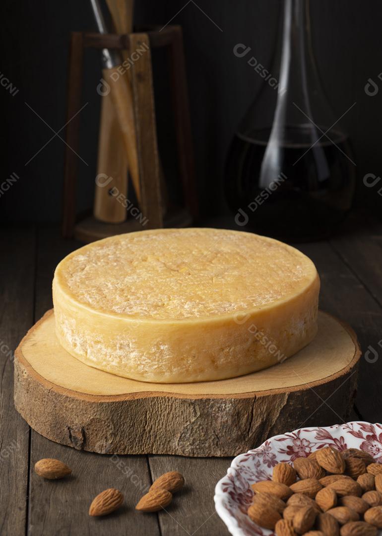 Queijo artesanal Canastra brasileiro temperamental e amêndoas sobre um corte