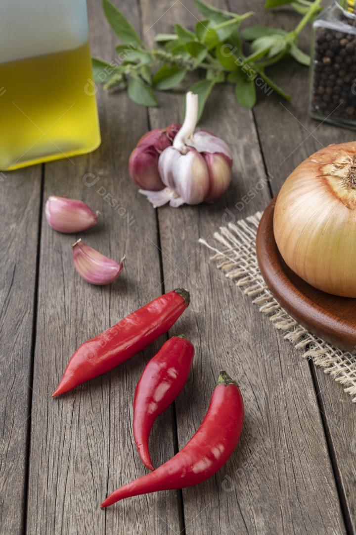 Pimenta vermelha e outros temperos sobre a mesa de madeira