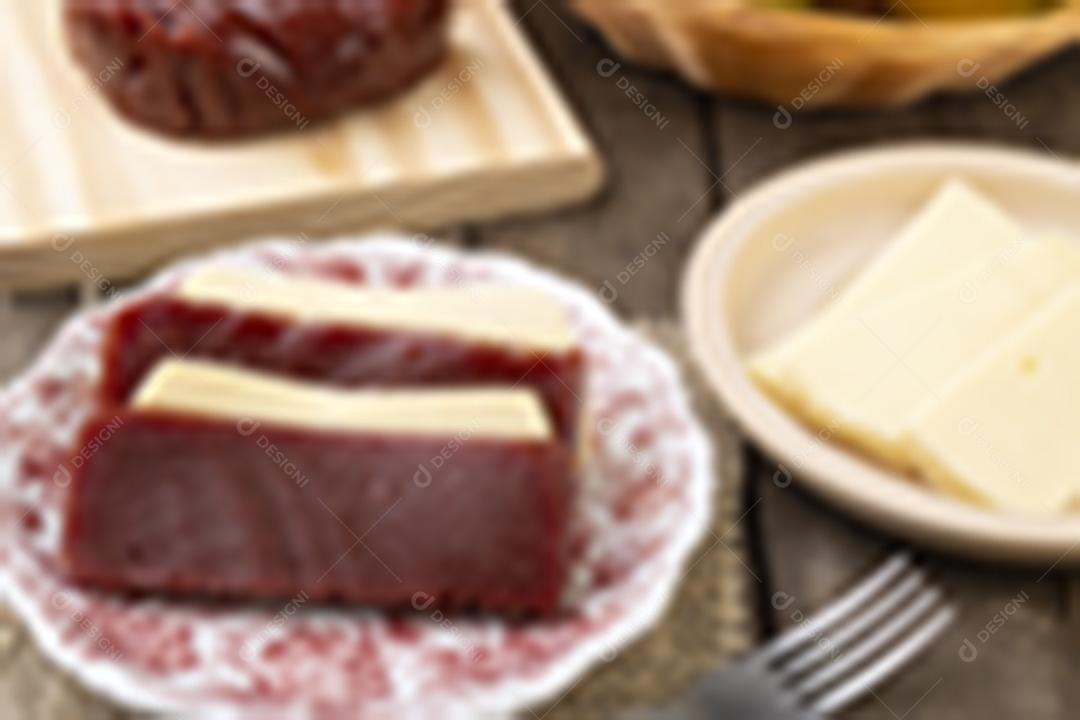 Doce de goiabada com queijo da fazenda. Sobremesa brasileira caseira típica