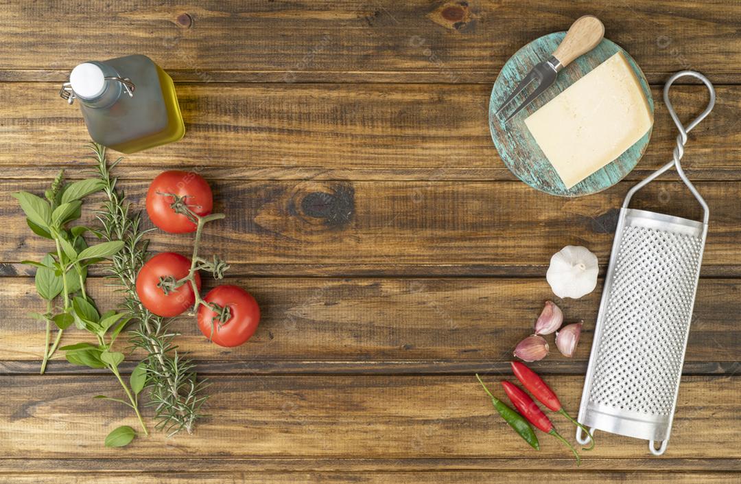 Tomate, azeite, queijo parmesão, ervas e alho sobre madeira