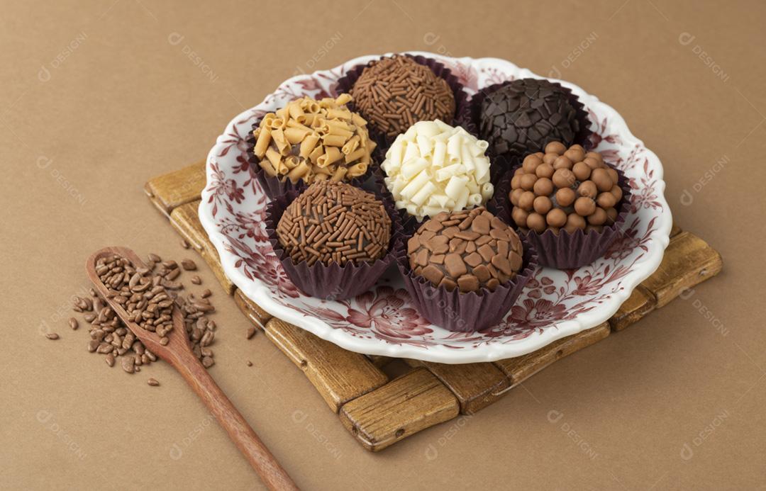 Brigadeiros típicos brasileiros em um prato com chocolate granulado