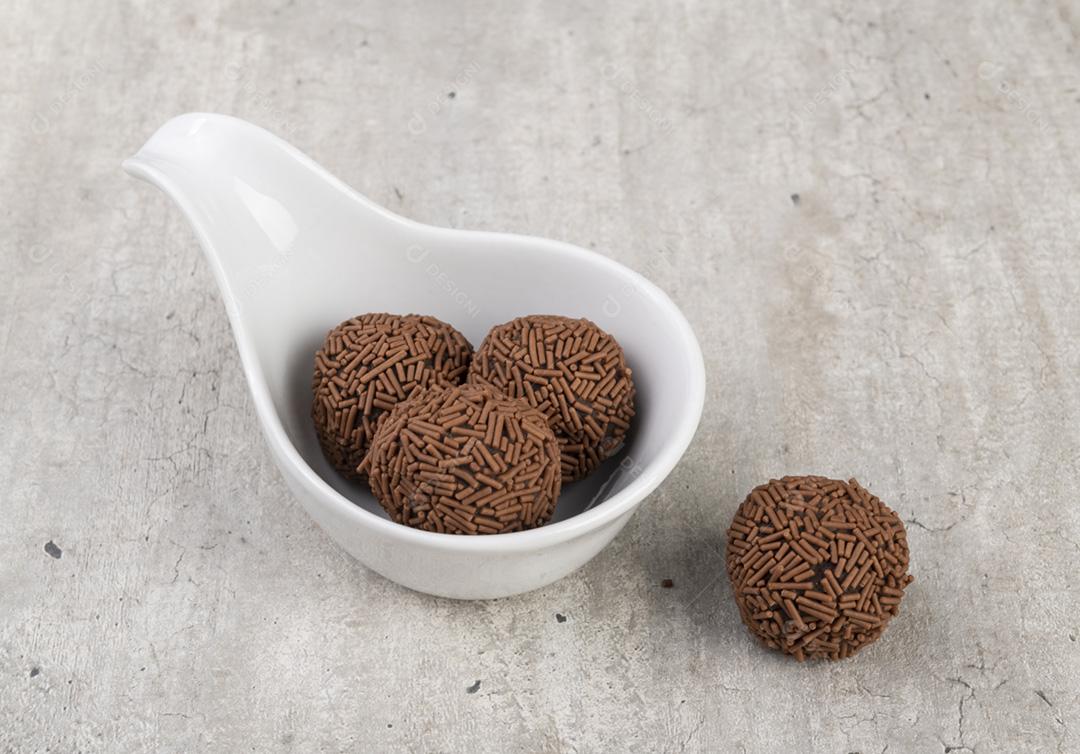 Brigadeiros brasileiros típicos em uma tigela sobre a mesa de madeira