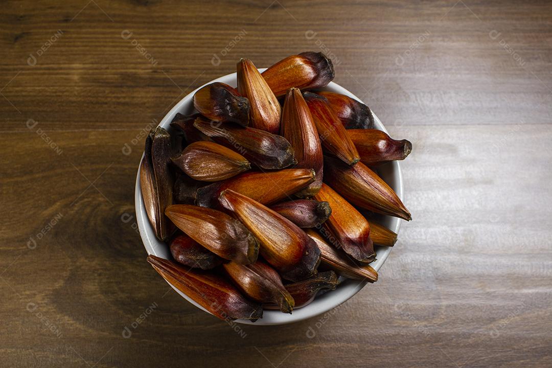 Tigela de pinhões na mesa de madeira