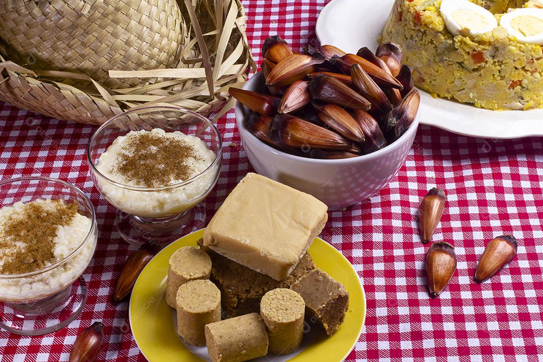 Mesa com comida típica brasileira da Festa Junina