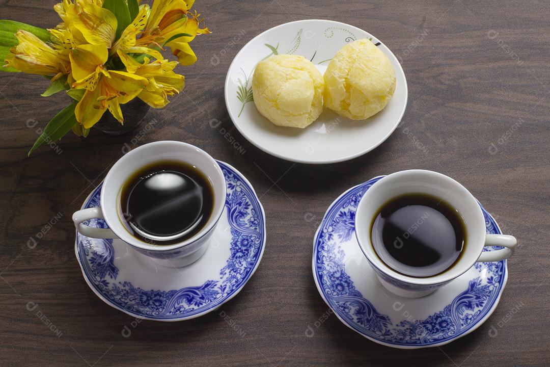 Pão de queijo brasileiro e duas xícaras de café