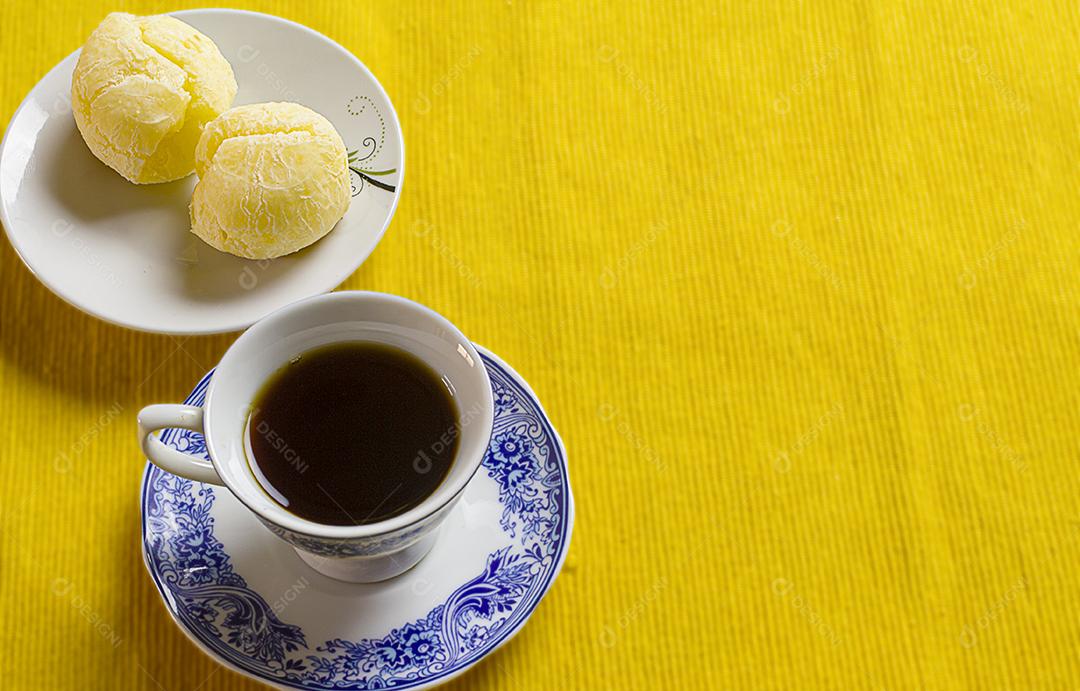Pão de queijo brasileiro e xícaras de café