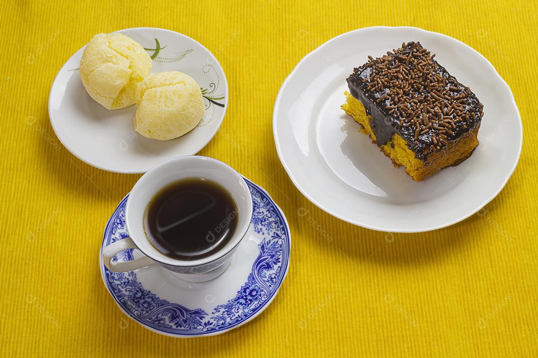 Pão de queijo e bolo de cenoura brasileiro e xícaras de café