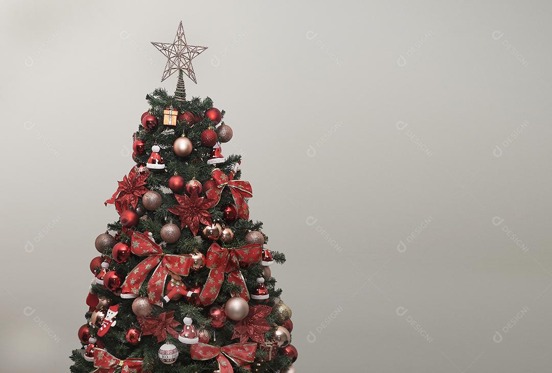 Vista de uma árvore de Natal bonita e decorada