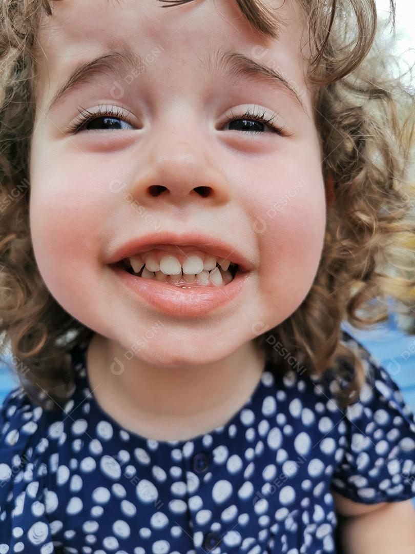 Linda garota brasileira sorrindo para a câmera..