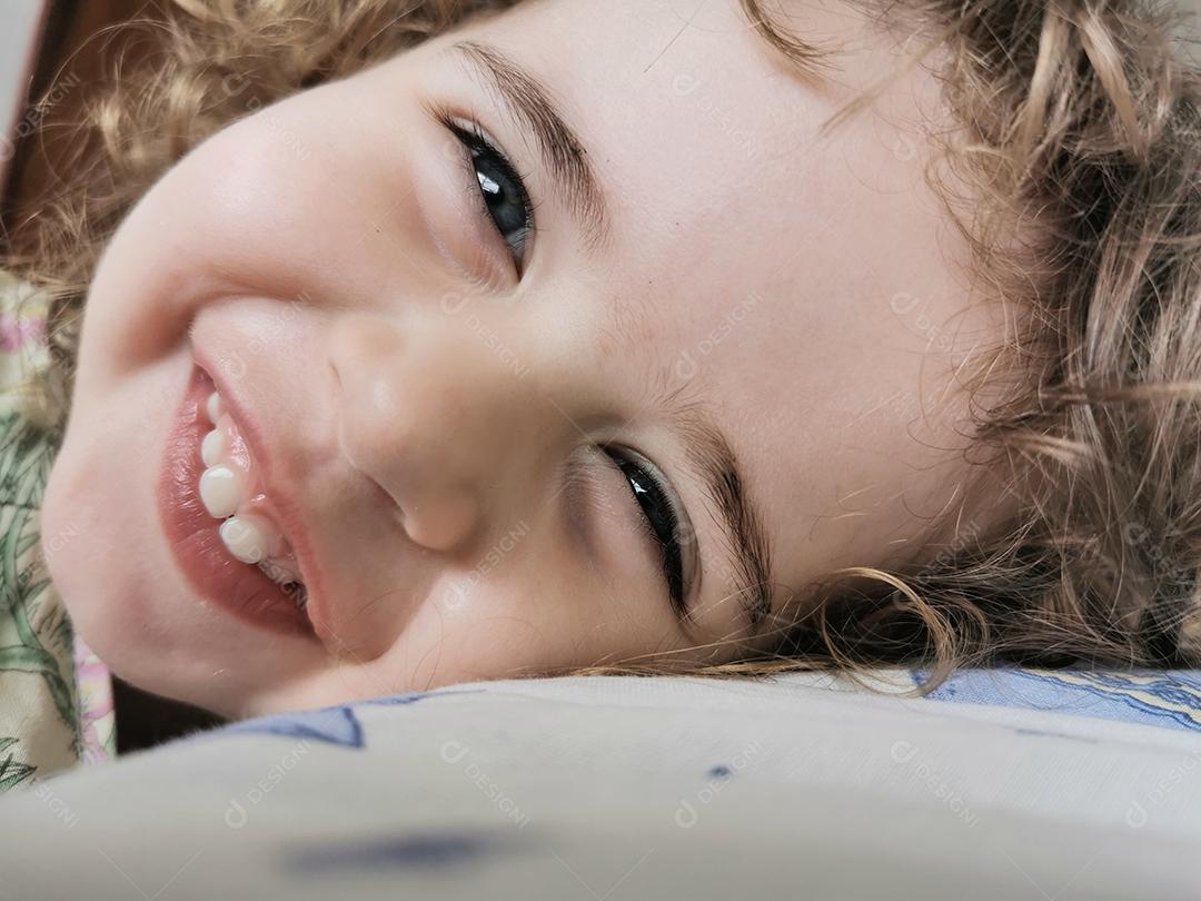 Perto de uma linda garota brasileira olhando para a câmera.