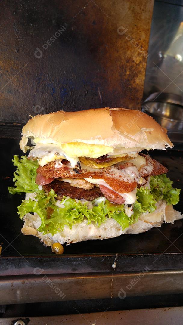 Vista do sanduíche de rua com bacon e queijo em São Paulo, Brasil.