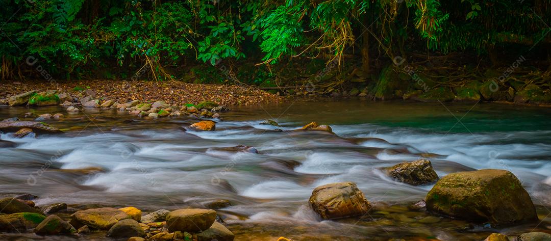 Foto de longa exposição de corredeiras no vale do Ribeira.