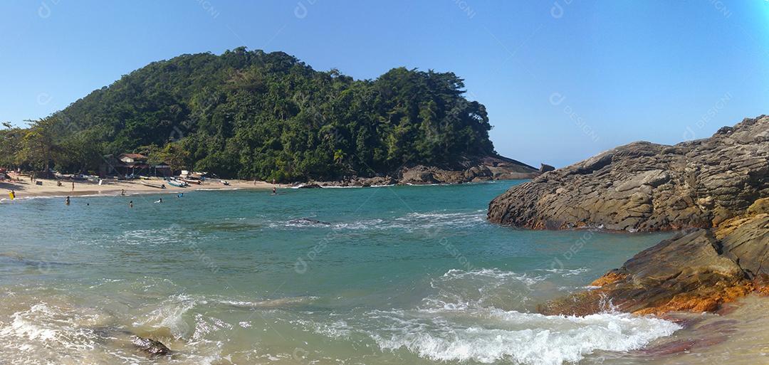 Vista panorâmica da Praia da Trindade no Rio de Janeiro.