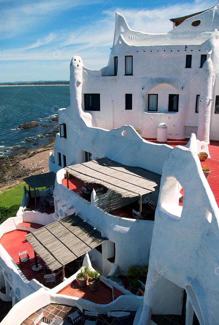 Vista aérea vertical de Casapueblo em Punta Ballena.