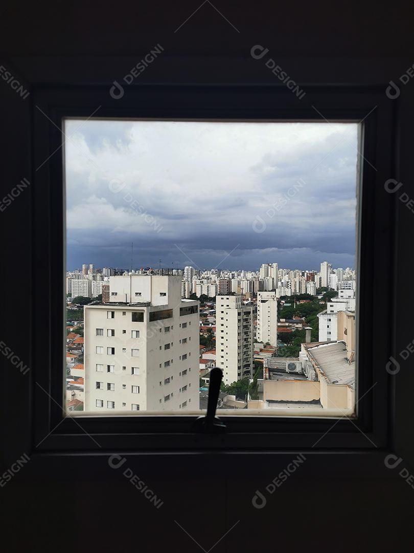 Vista da cidade de São Paulo pela janela do banheiro.