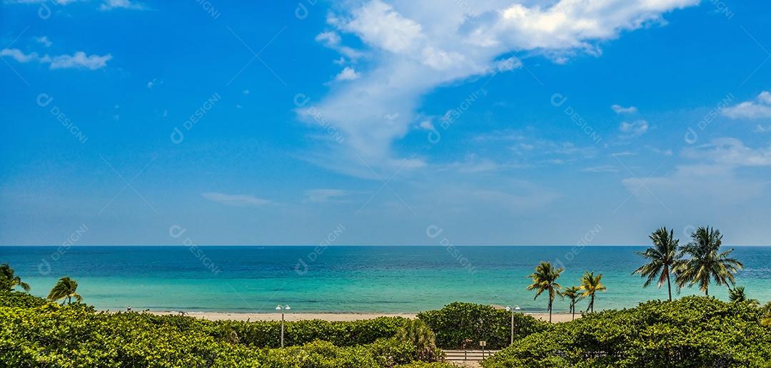Vista panorâmica da praia paradisíaca em Miami