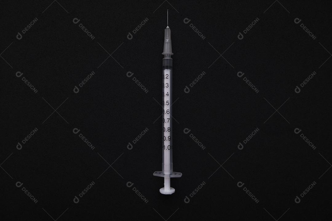 Vista da seringa no fundo preto..