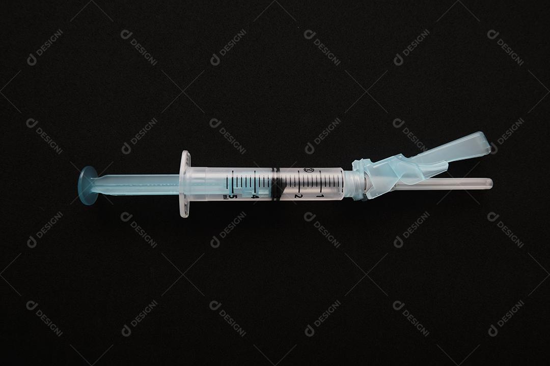 Vista da seringa no fundo preto ..