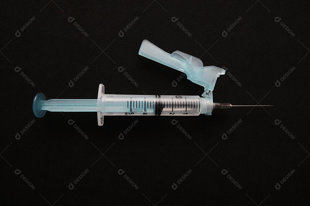 Vista da seringa no fundo preto ..