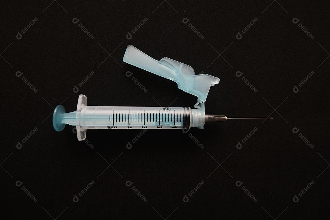 Vista da seringa no fundo preto..