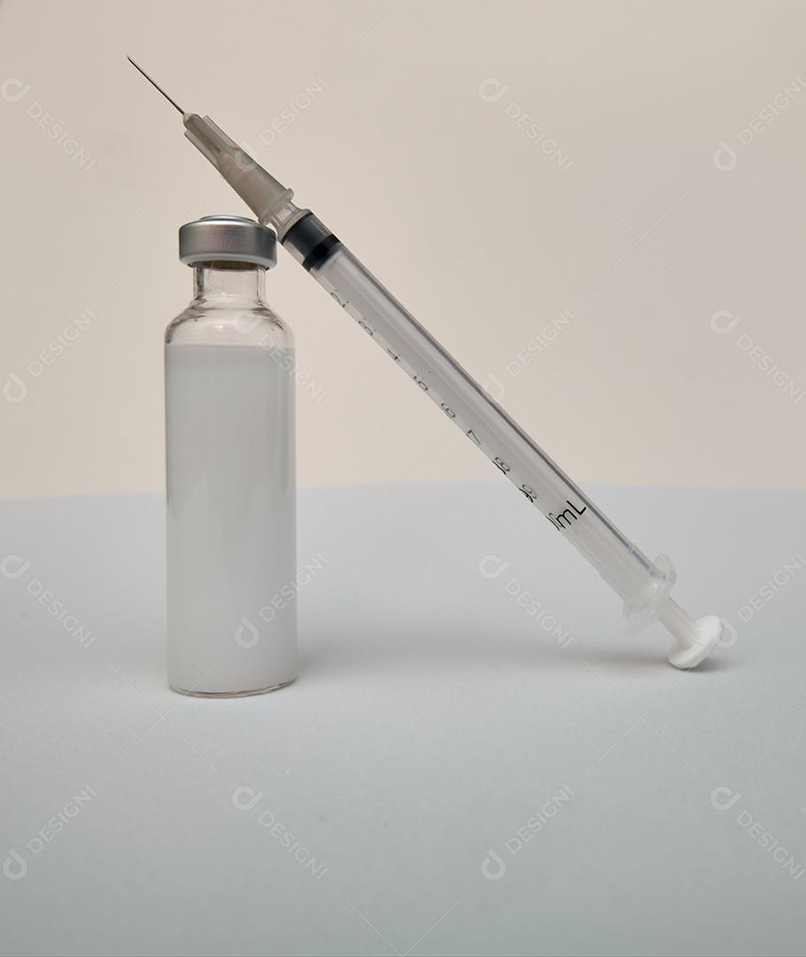 Vista da agulha e ampola prontas para serem usadas.