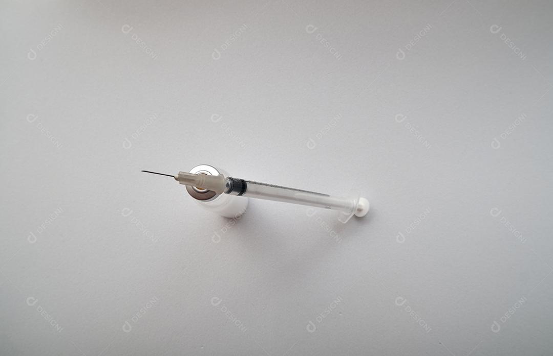 Vista da agulha e ampola prontas para serem usadas.